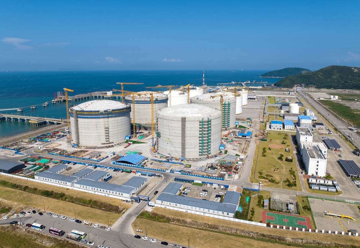 Coastal low-temperature gas storage terminal with pipelines and storage tanks
