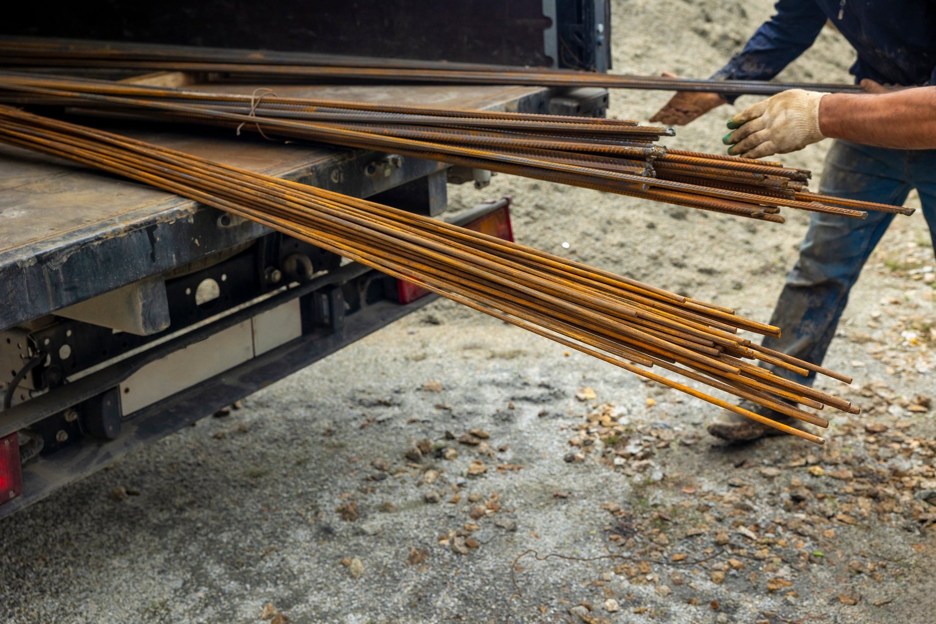 Bundled reinforcement bars with heat-number tags staged for despatch and receiving inspection